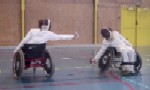 Photo de deux personnes pratiquant l'escrime en fauteuil